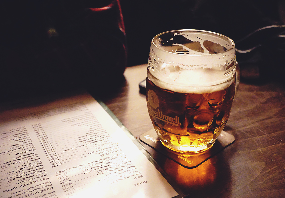 在布拉格品嚐自家釀啤酒 Lokál U Bílé&nbsp;kuželky